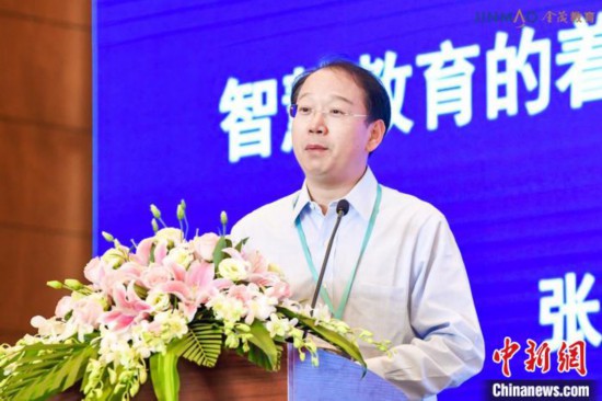 张治透露，当下，教育界正在探索通过综合数据建模，为孩子建立“数字画像”。　陈静 摄